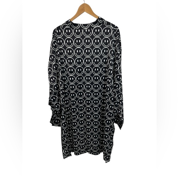 Dressed in Lala Satin Playsuit Set Black & White
Smiley Face Print size medium - Picture 5 of 16